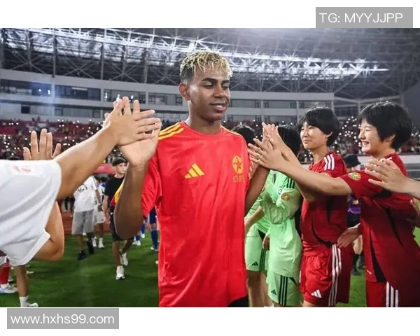 女粉丝偶遇足球明星心跳加速瞬间记录下的美好回忆